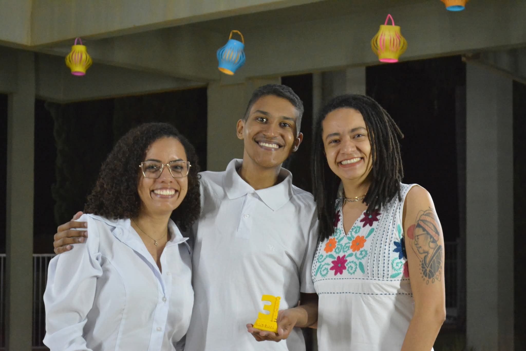 Flavia, Mateus e a orientadora Marina Moreira, no SICT Local